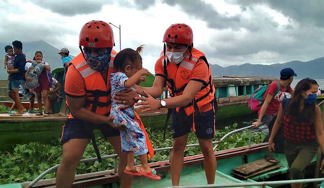 Personal de la Guardia Costera evacuando a los residentes de las aldeas costeras de la ciudad de Buhi, provincia de Camarines Sur, al sur de Manila. Foto: AFP