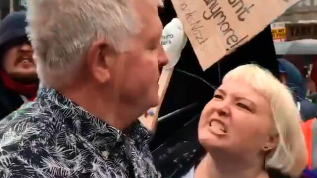 Manifestantes en contra de Trump lanzan vaso con jugo a uno de sus seguidores [VIDEO]