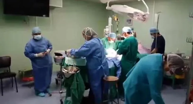 Extirpan tumor gigante de casi 8 kilos alojado en útero de mujer en Cusco [VIDEO]