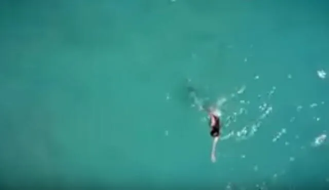 YouTube: Mujer nadaba tranquila en el mar y pasa algo imprevisto
