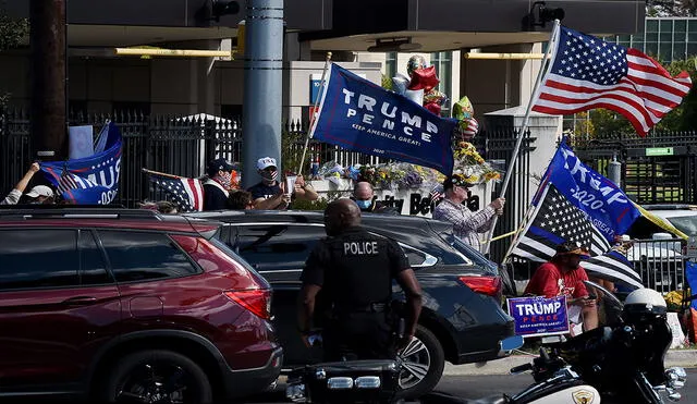 Varios seguidores de Trump a las afueras del hospital militar donde se encuentra. Foto: AFP