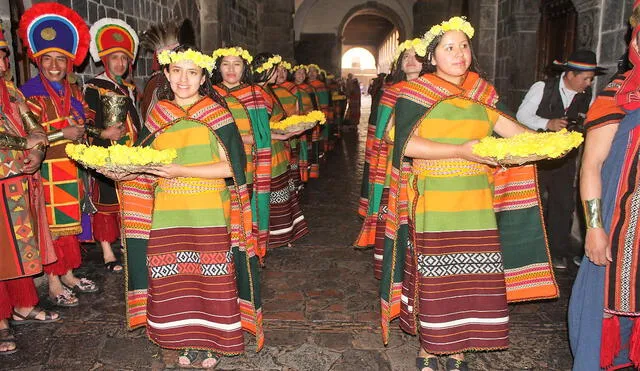 Qorikancha. T’ika t’akas, listas para salir a regar de pétalos de flores el camino del Inka. Foto: Jazmín Lezama.