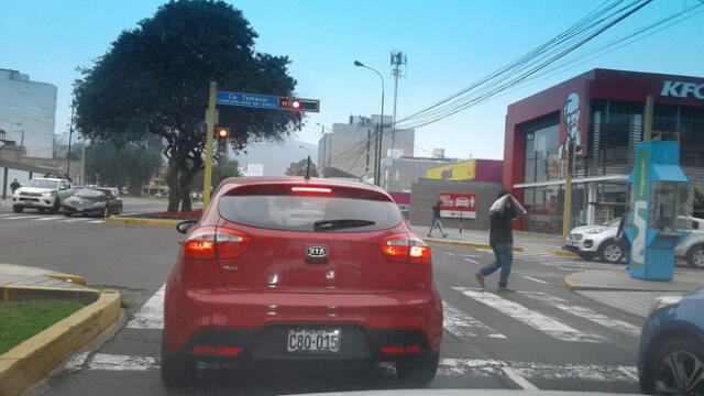 #YoDenuncio: vehiculo impide la vía peatonal
