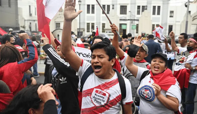 Opositores al destituido presidente Pedro Castillo protestan afuera de la prefectura de Lima. Foto: AFP