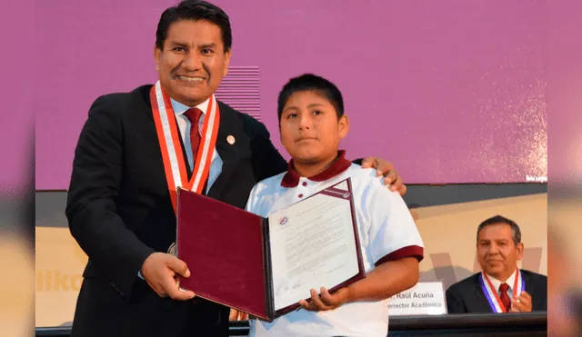 Trujillo: El gran premio que recibió el niño que leía con luz de poste
