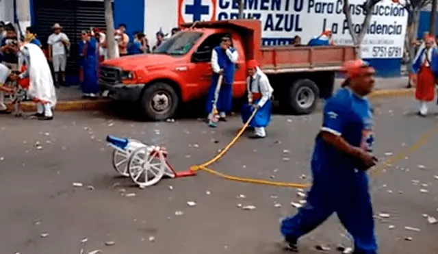 Uno de los fanáticos sufrió las consecuencias de haber prendido el poderoso cañón. Foto: captura