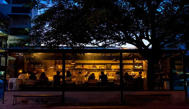Algunos sitios cerrados, como restaurantes, son proclives a la transmisión del coronavirus por aire. Foto: AFP