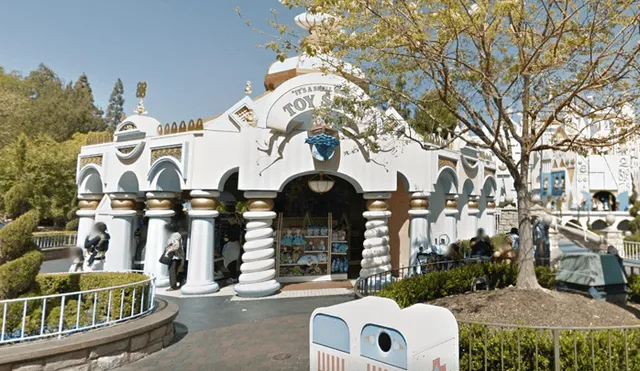 Joven recorre el mágico parque de Disneyland con Google Maps y hace increíble hallazgo que le recuerda a su niñez.