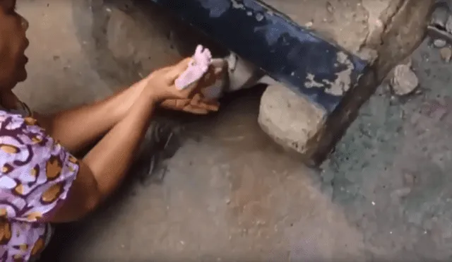 YouTube: emotivo rescate de bebé abandonado en alcantarilla [VIDEO]