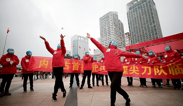 Recuperación. Trabajadores médicos celebran cierre de hospital temporal en Wuhan.