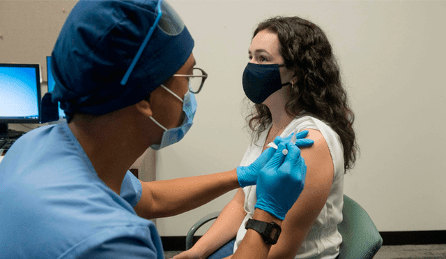 Un sanitario inyecta a una voluntaria la vacuna de Moderna, en la ciudad estadounidense de Detroit. Foto: AFP
