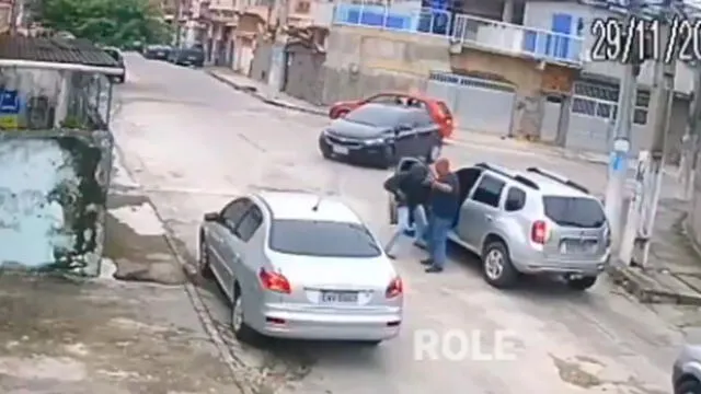 Ladrón ‘torpe’ intenta robar camioneta, pero no sabe manejar y lo atrapan [VIDEO]