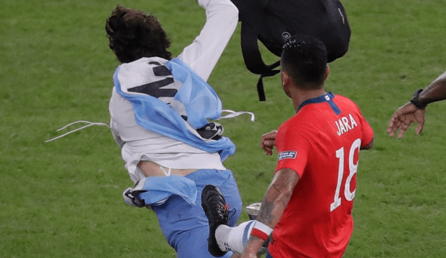 Hincha disfrazado de gallina interrumpió el juego entre Chile y Uruguay por Copa América 2019.