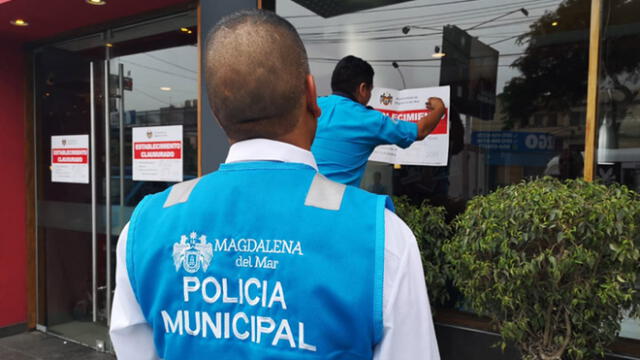 Denunciante acudió con el personal de Fiscalización en la clausura de local. (Foto: Municipalidad de Magdalena)
