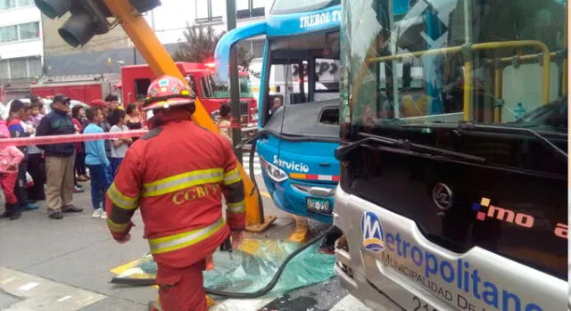 Bus turístico chocó contra unidad del Metropolitano y deja 7 heridos [VIDEO]