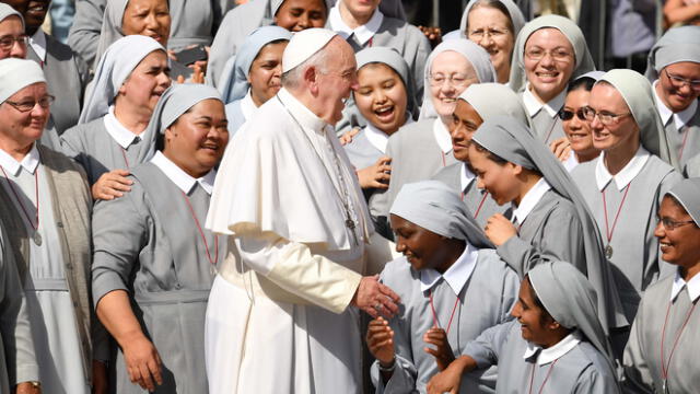 El Papa Francisco fue recibido por las monjas durante la audiencia general semanal en la Plaza de San Pedro del Vaticano el 25 de septiembre de 2019.