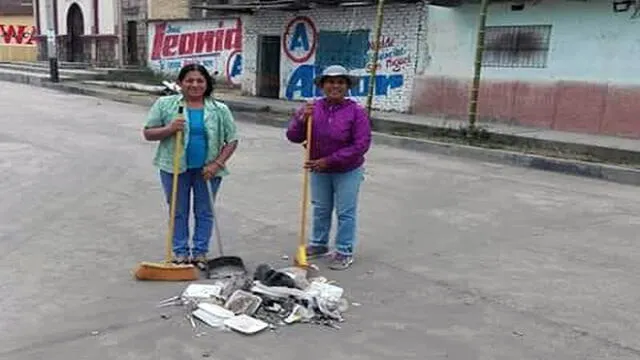 Cajamarca: profesora barre las calles luego de dictar clases