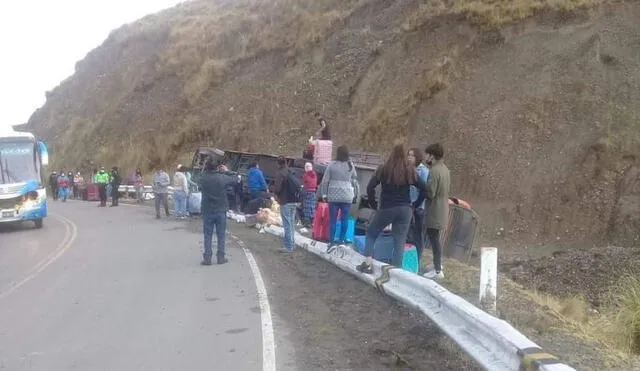 Alrededor de 40 personas viajaban en bus accidentado. Foto: Facebook Radio Fuego