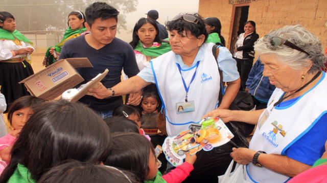 Voluntarios entregaron regalos a niños de comunidad quechua-hablante