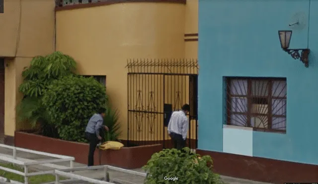 Google Maps: 'Testigos de Jehová' son captados tocando la puerta de una casa, pero detalle hace reír a miles [FOTOS]
