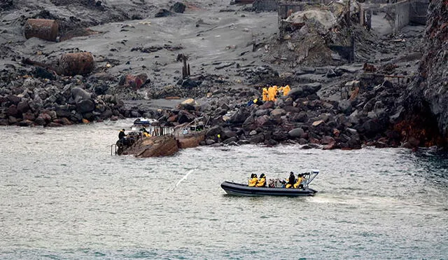 Los rescatistas realizan su trabajo aún con el riesgo de que el volcán White Island vuelva a erupcionar. Foto: AFP.