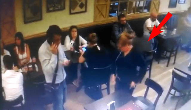 Facebook: captan a ladrona y su cómplice robando cartera en lujoso restaurante de San Isidro [VIDEO]
