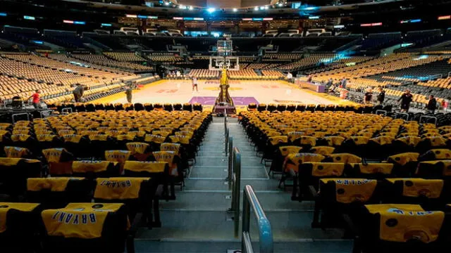 Homenaje a Kobe Bryant: los Lakers regalan 20 000 camisetas del exbasquetbolista en el Staples Center