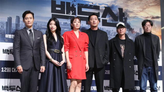 Ha Jung Woo (al medio de la foto) participó en la película Ashfall junto a Suzy.