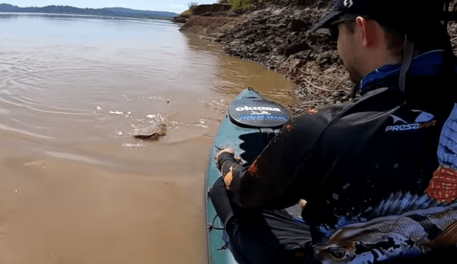 Un hombre de Brasil atrapó a extraño pez que ha sorprendido a miles en YouTube.