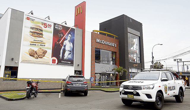 Escenario. En este local de McDonald's de Pueblo Libre murieron electrocutados Alexandra Porras y Carlos Campos.