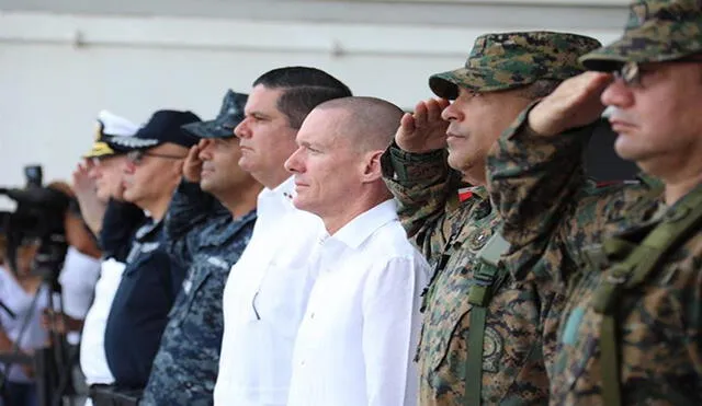 El jefe de misión interino de la Embajada estadounidense, Philip Laidlaw (3-d), y el ministro de Seguridad Pública de Panamá, Juan Manuel Pino (4-d), durante una ceremonia este viernes en Ciudad de Panamá. Foto: EFE