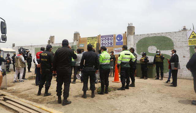 Municipalidad de Santa Anita paraliza obra que ejecutaba la Municipalidad de Lima en el terreno conocido como  'La Tierra Prometida'. Foto: Félix Contreras/ La República