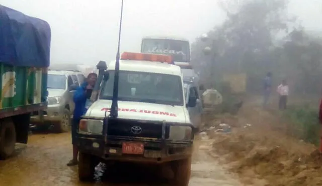 Pacientes en una ambulancia permanecen días en plena vía de Cutervo a Chota | FOTOS