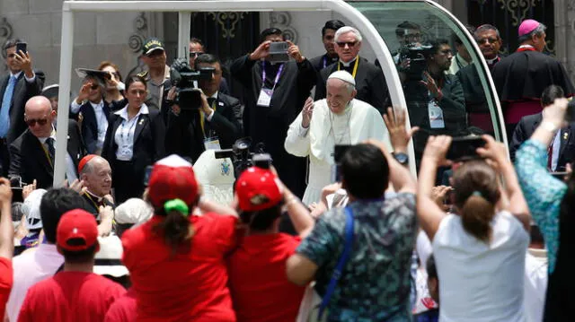 Agencia France Press: "Papa Francisco tuvo que llegar a Perú para sentir el calor católico"
