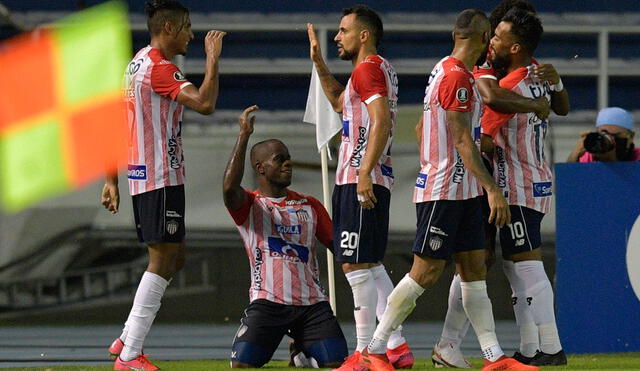 Carmelo Valencia festeja su segundo gol en el 4-1. El delantero fue la figura de Junir al marcar en tres oportunidades contra Independiente del Valle. Foto: AFP.