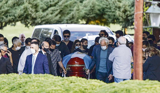 Dolor y lágrimas. La familia de Diego Maradona junto a su féretro en el cementerio Bella Vista, minutos antes de iniciarse la ceremonia de entierro a la que solo tuvieron acceso los más allegados.