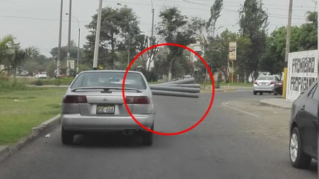 #Yodenuncio: vehículo transita con tubos saliendo por la ventana [VIDEO]