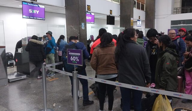 Pasajeros se encuentran varados en el Aeropuerto Internacional Alejandro Velasco Astete. Foto: difusión