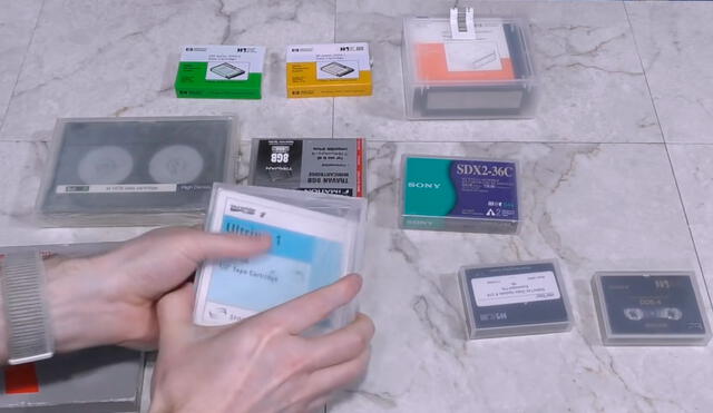 ¿Cuantos tipos de disquetes, cassettes, discos ópticos y otros formatos crees que existieron en el mercado? La respuesta te sorprenderá. Foto: 8-Bit Guy