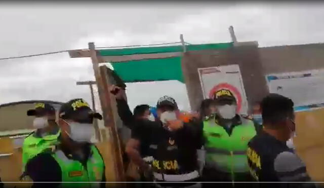 Agentes usaron arma de fuego para dispersar a obreros que protestaban en Mollendo. Foto Radio Las Vegas Mollendo.