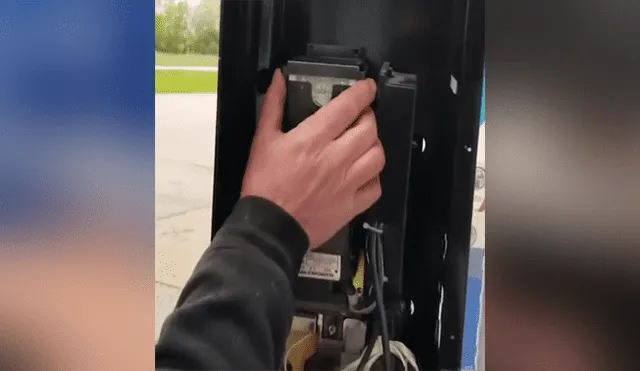 Un video viral muestra el tesoro que encontraron dos hombre al revisar una máquina expendedora abandonada.