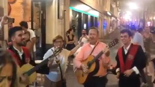 Tras ser repudiado en Hollywood, Kevin Spacey canta “La bamba” con tuna de Sevilla