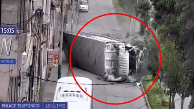 Cusco: Camión chocó aparatosamente contra poste [VIDEO]