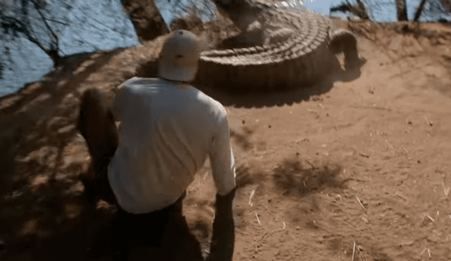 Vía YouTube. El explorador se puso a pocos centímetros de un enorme cocodrilo y recibió un ataque.