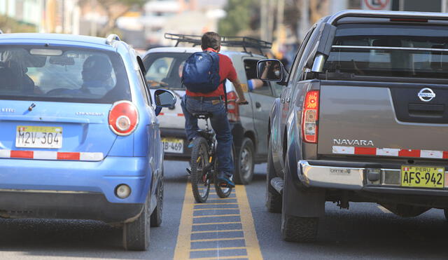 Sin control. En la gráfica se aprecia que un ciclista se desplaza en medio de autos y camionetas que invaden la cicloruta. Foto: La República/Clinton Medina.