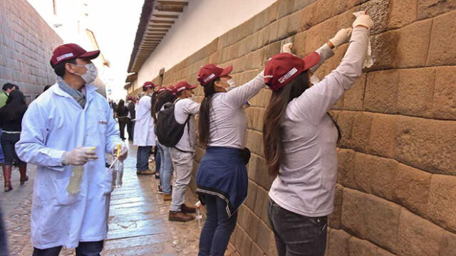 Universitarios limpiaron muros incas en Centro Histórico de Cusco 