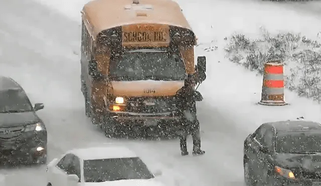 Hombre acribilla a un anciano conductor de bus escolar porque chocó su auto [VIDEO]