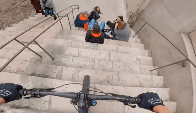 YouTube viral: Ciclista desciende a toda velocidad y no se percata de unos aterrados jóvenes [VIDEO]