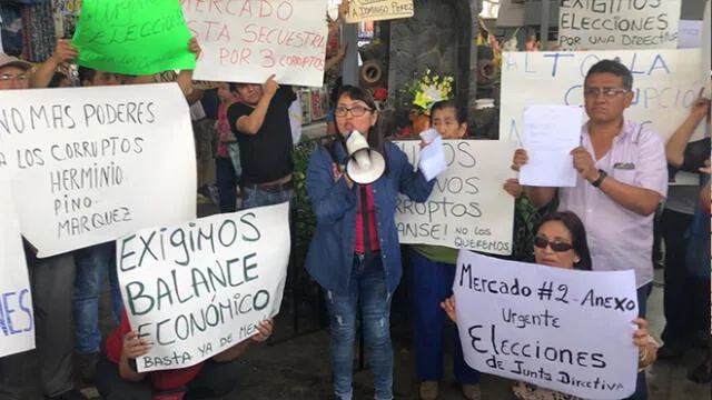 Socios del mercado Jorge Chávez protestan por irregularidades [FOTOS Y VIDEOS]