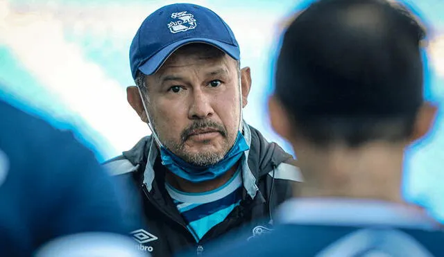 Juan Reynoso es elogiado por la Liga como entrenador del Puebla tras triunfo sobre Chivas. Foto: Twitter Puebla